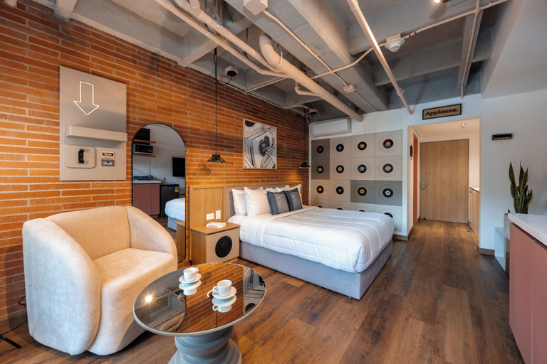 Room 5, Be live, Medellín