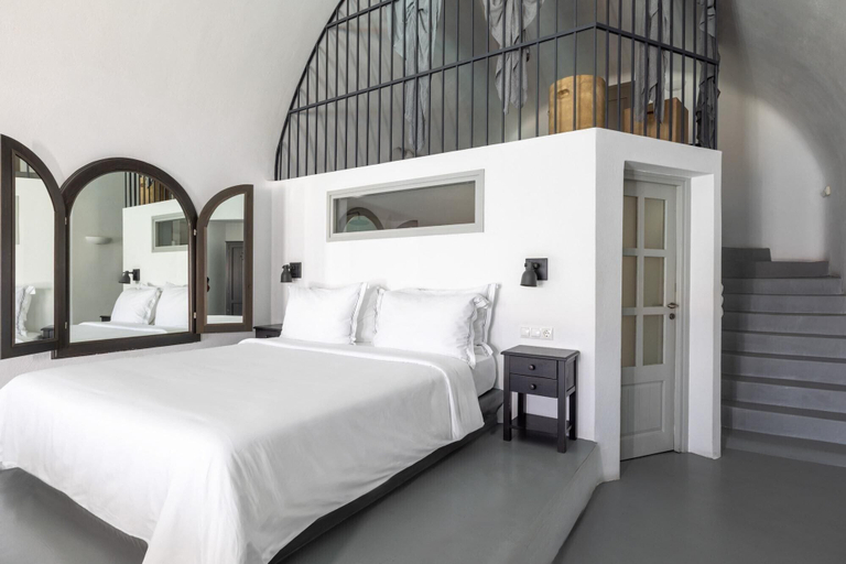 Bedroom 3, Grand Ambassador Santorini Hotel, South Aegean