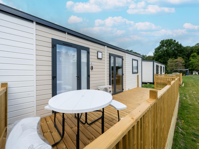 Balcony 4, Comfortable Caravan in a Green Setting, Oost-Vlaanderen