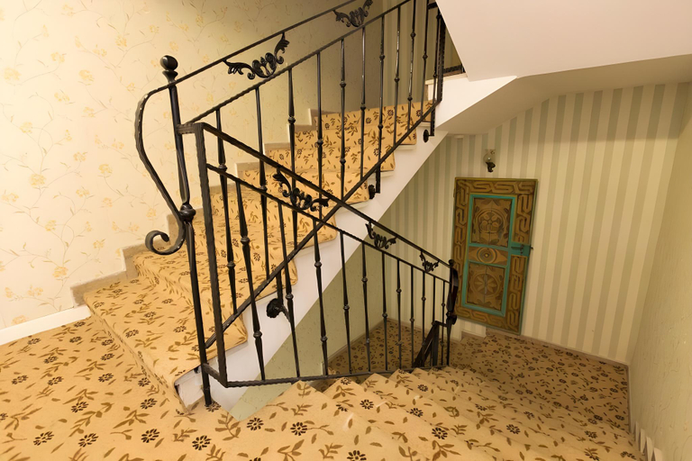 2, Queens Land Hotel, Fatih