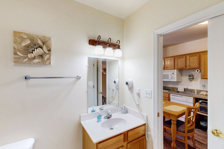 Bathroom 4, The Pointe - Peaceful Resort Studio, Beach, Game Room & Lake Access, Bedford