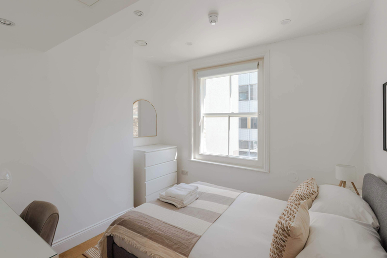 Room 4, 3-bed Flat Near Oxford Circus Sleeps 6 AC, London
