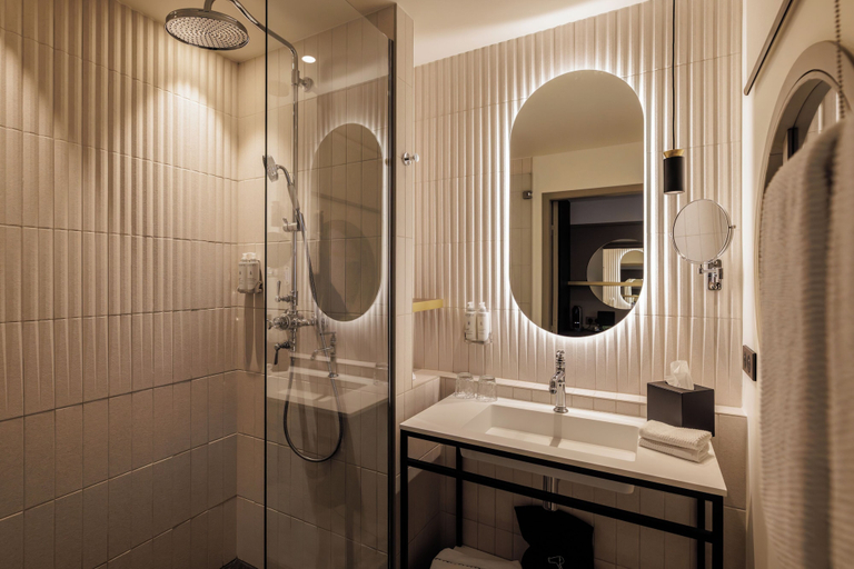 Bathroom 4, Grand Hôtel de Courtoisville, Ille-et-Vilaine