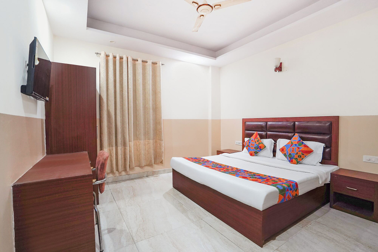 Room 2, Fabhotel Sapphires, Gautam Buddha Nagar