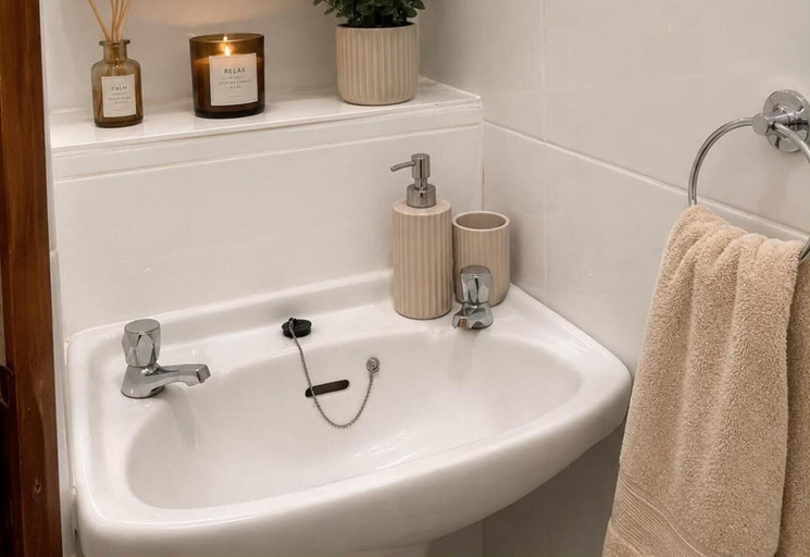 Bathroom 5, Two-bedroom Flat Sleeps 8, London