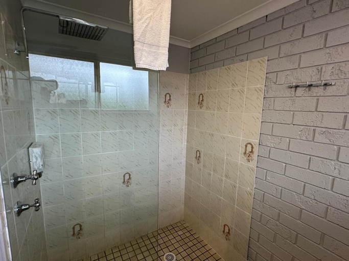 Bathroom 4, Marco Polo Motor Inn, Greater Taree