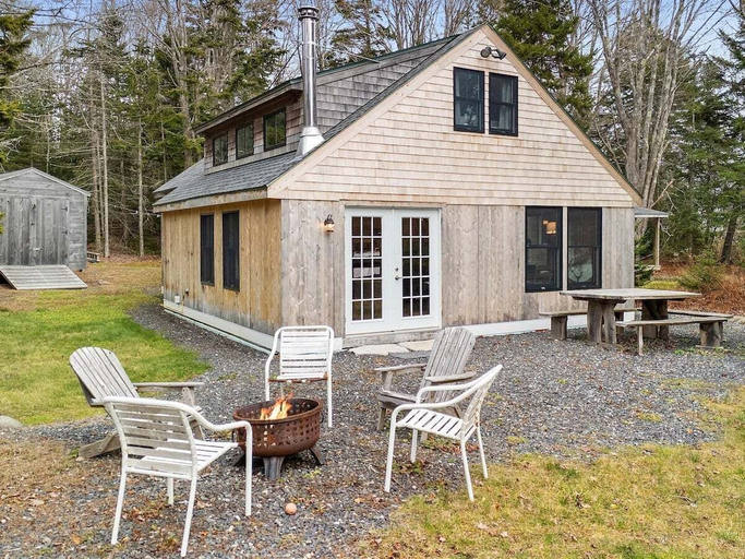 Outdoor dining 4, The Tide House, Cozy Waterfront Cottage + Bunkhous, Knox