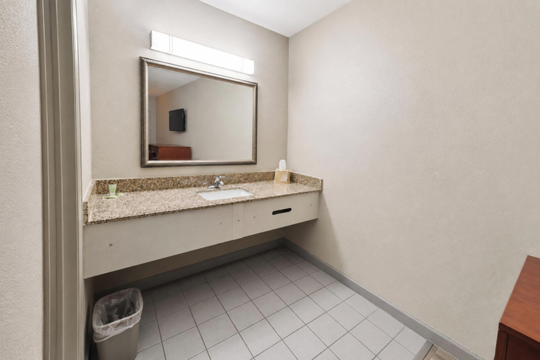 Bathroom 3, Express Inn New Albany I 22, Union