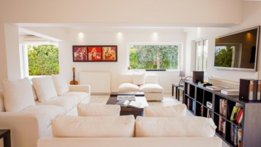 3, Deluxe 5 bdrm Villa w/Pool next to the beach, Attica