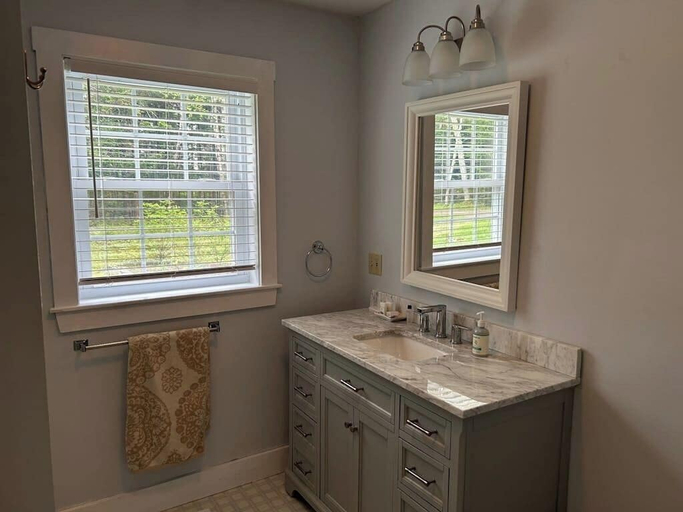 Bathroom 2, Open and Spacious Riverfront Retreat, Dog-friendly, Knox