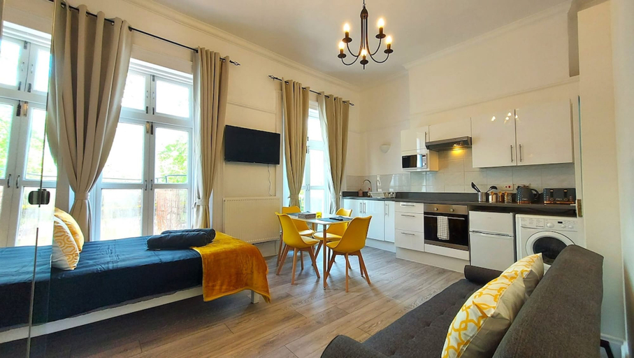 Room 4, Big Studio With View to Park in Camden Kings Cross, London