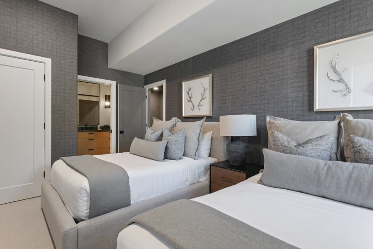 Room 4, Steps From Ski Lift Hot Tub & Fireplace 3 Bedroom Condo, Summit