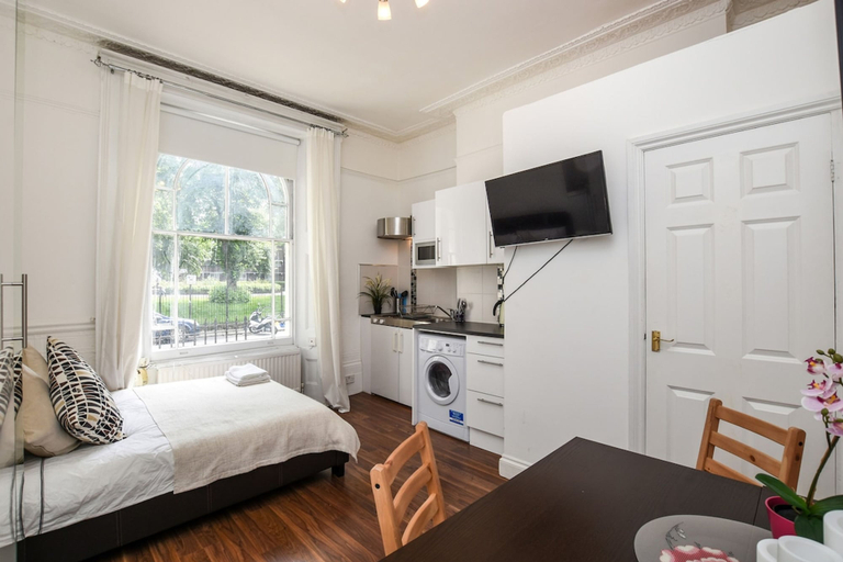 Room 3, Lovely Studio With Park View in Camden Kings Cross, London