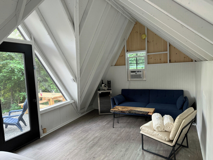 Living area 5, Seneca Gorge Glamping, Schuyler