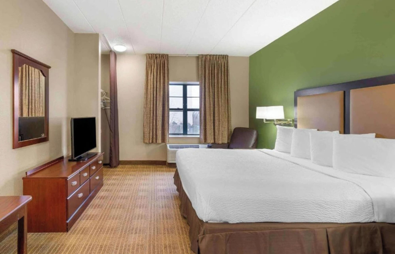 Room 5, Motel 6 Suites Chicago Lisle IL, Dupage