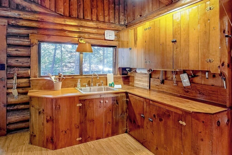 Bathroom 2, Stunning log Cabin With Fireplace & Nature Views - Near Shopping & Dining, Lincoln