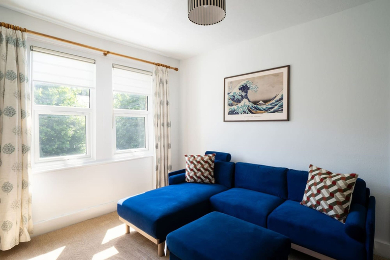 Room 4, Stylish Two-bed Apt in Brook Green West London, London