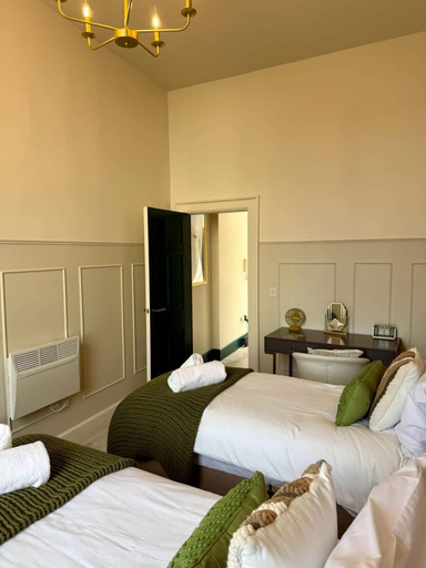 Room 2, New Refurb 2BD 1bath Free Parking Pet Friendly, Gloucestershire
