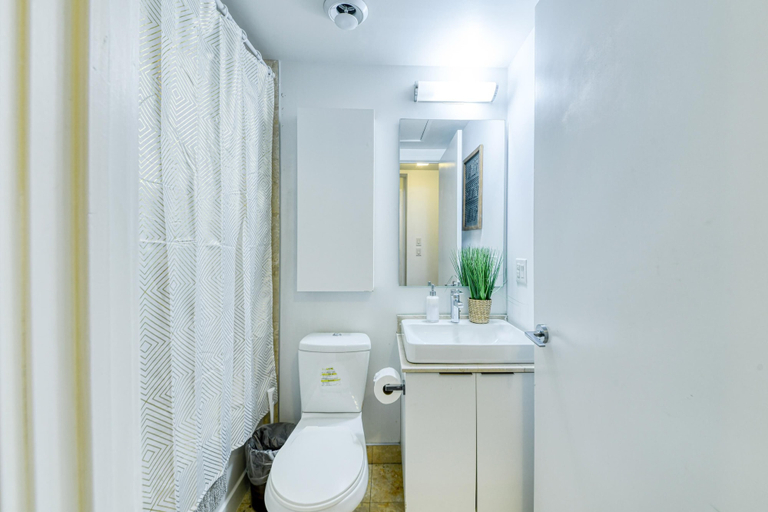 Bathroom, Monroe Lane Hotel, Toronto