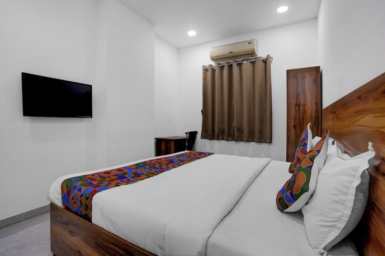 Room 4, FabHotel Platinum Pavillion Residency, Nashik