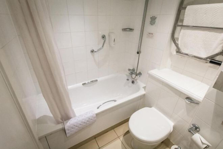 Bathroom 5, Britannia Airport Hotel, Manchester