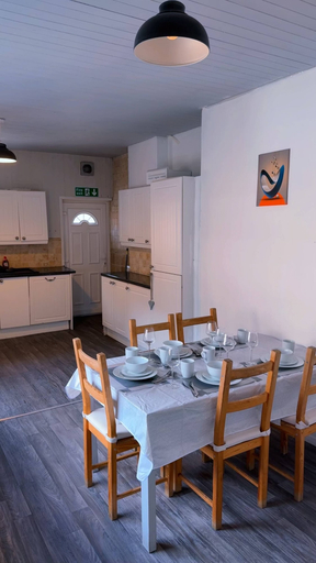 Dining room, Spacious Maisonette Stay Sleeps 11, Gateshead