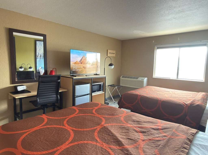 Bedroom 3, Super 8 by Wyndham Topeka/Wanamaker RD/I-70, Shawnee