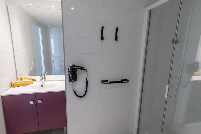 Bathroom 4, Appart-Hôtel Mer & Golf City Bordeaux Lac, Gironde