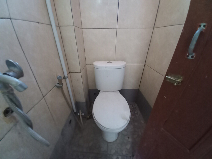Bathroom 3, Hotel O Syariah Near UNS Surakarta forme, Solo