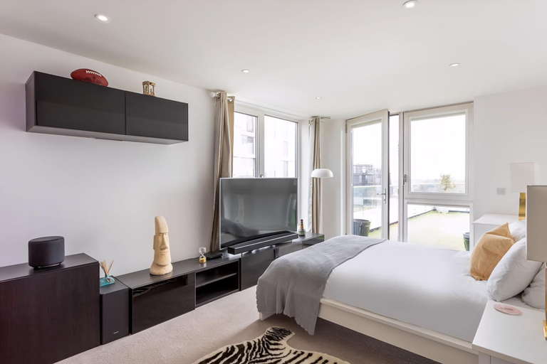 Bedroom 2, Stunning Brentford Penthouse, London
