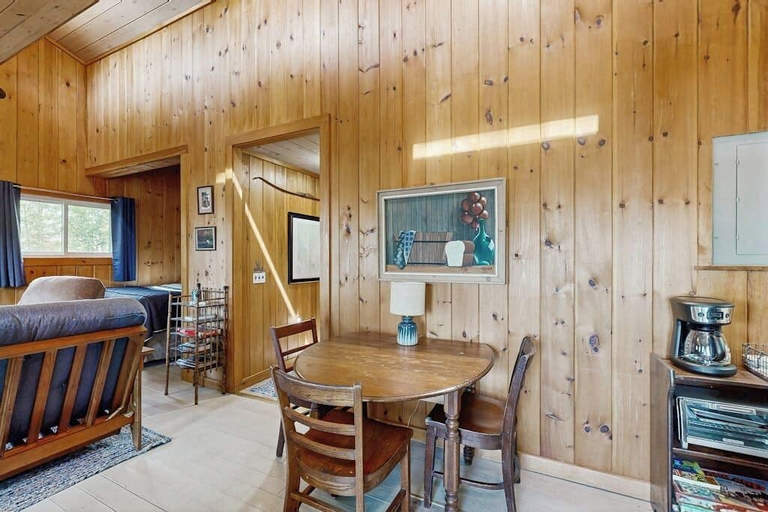 Room 5, Quiet Lakefront Cottage With a Firepit, Private Beach, & two Kayaks, Hancock