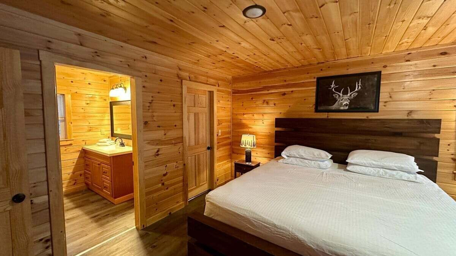 Room 2, Moosehead State of Mind, 3BR Cabin With Mtn Views & Deck, Piscataquis