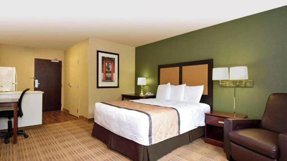 Room 2, Motel 6 Suites Fairfield, OH - Cincinnati, Butler