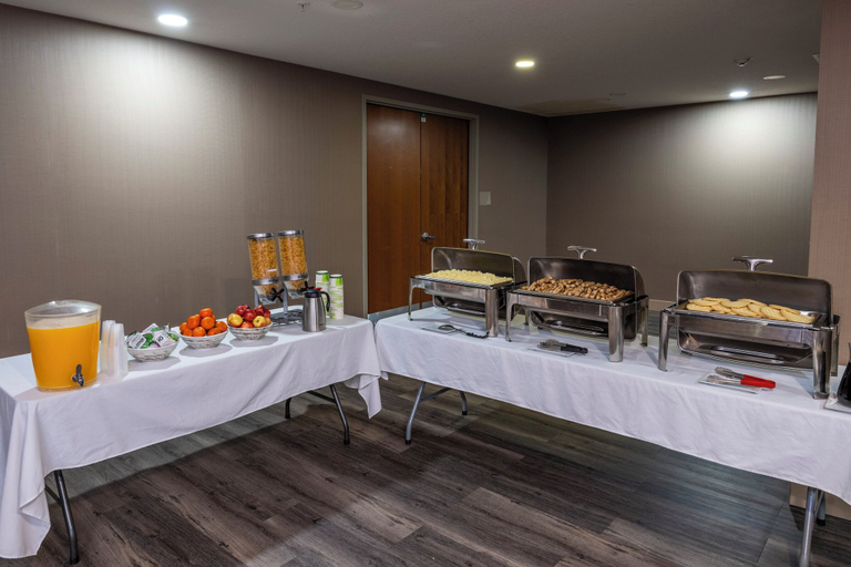 Food & Drinks 5, Radisson Hotel Edmonton Airport, Division No. 11