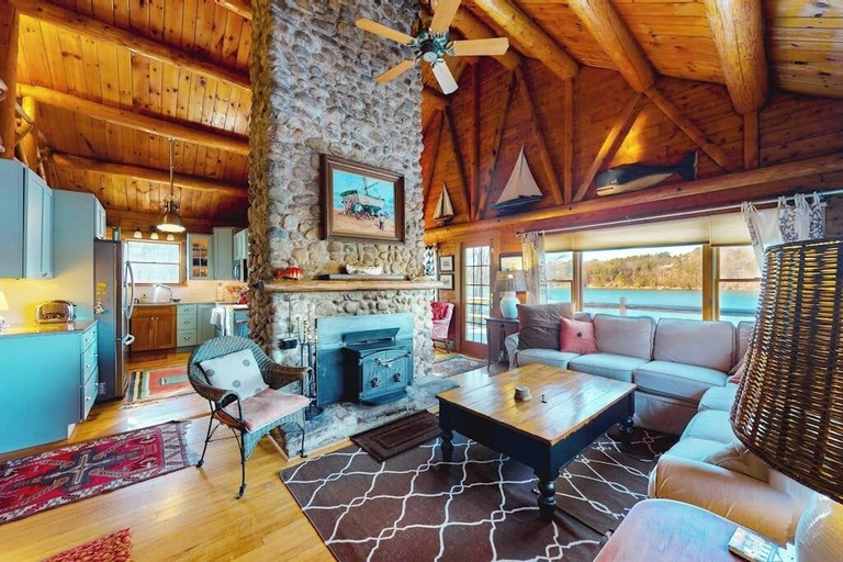 Living area 5, Riverfront Retreat With a Furnished Deck, Washer/dryer & Fast Wifi, Lincoln
