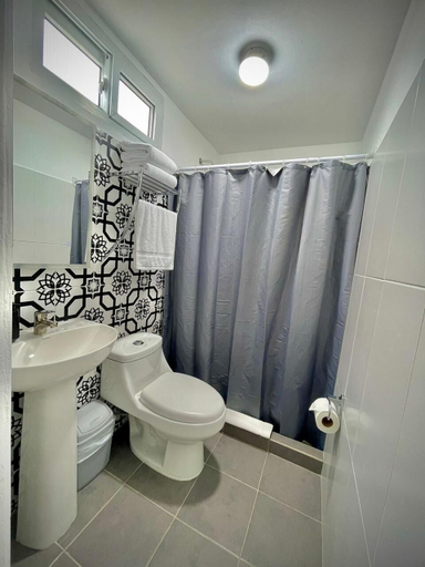 Bathroom 2, Casa 96 By Mondasch, ZONA 13
