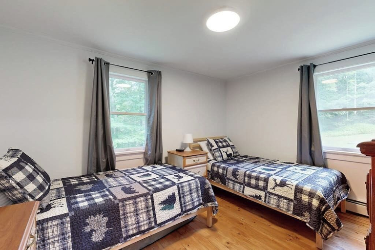 Room 2, Charming Cottage With Modern Updates, BBQ Grill, and Nearby Attractions, Knox