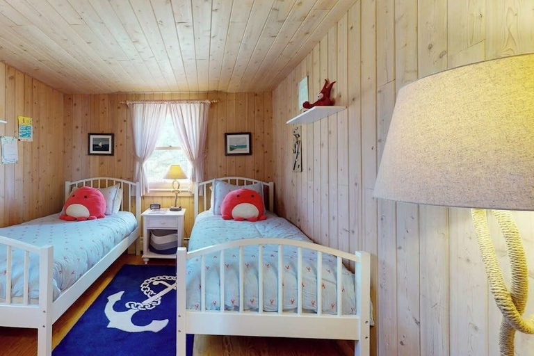 Room 2, Oceanfront Retreat With Sunrise Views, Screened Porch, & Deck, Hancock