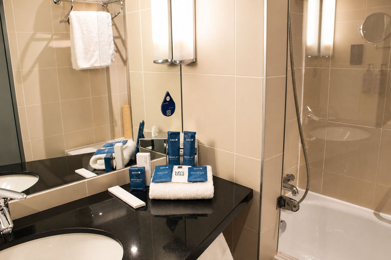 Bathroom 5, Radisson Blu Hotel Liverpool, Sefton