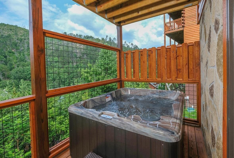 Outdoor spa tub, Splash N' Love Shack, Sevier