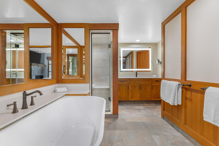 Bathroom 3, Hilton Grand Vacations Club Whistler, Squamish-Lillooet
