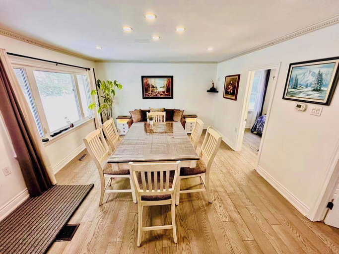 Dining room 5, Charming Bungalow Retreat in Whitby, Canada, Durham