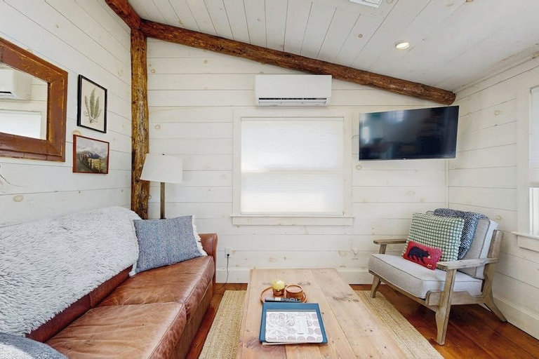 Living area 3, Beautifully Updated Cabin Near Town & Barrett, Lincoln