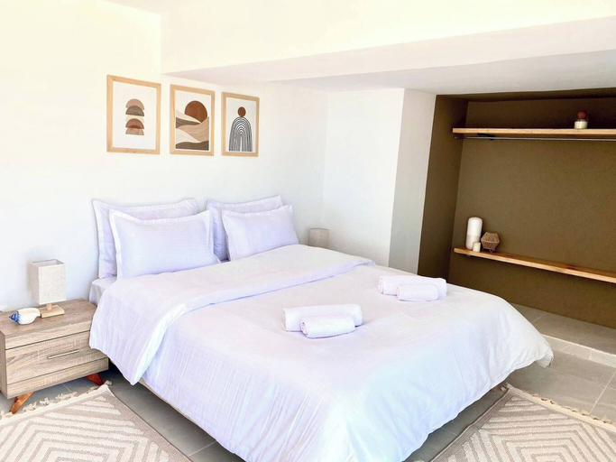 Room 3, Elegant Beachfront Apartment in La Marsa with Panoramic Sea Views, La Marsa