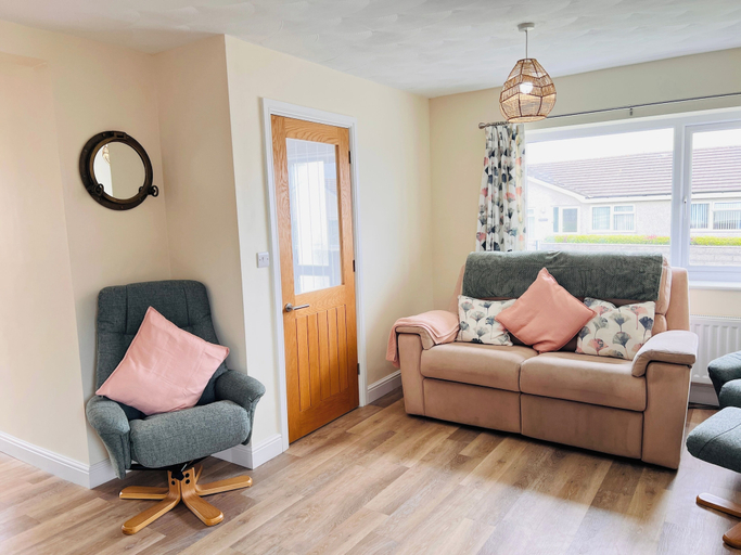 Living area 5, Charming 3 Bedroom Cottage - Garden, Wifi, Parking, Anglesey