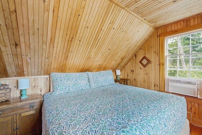 Room 4, Charming Oceanfront Home With Stunning Water Views and Wifi, Sagadahoc