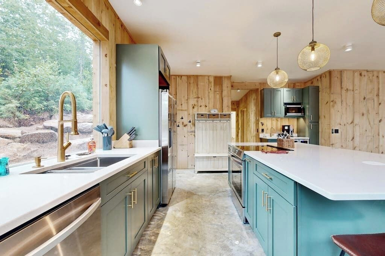 Private kitchen 2, Idyllic Lakeside House With Outdoor Sauna, Patio and Firepit, Knox