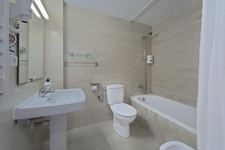Bathroom 2, All Suite Ibiza Aparthotel, Baleares