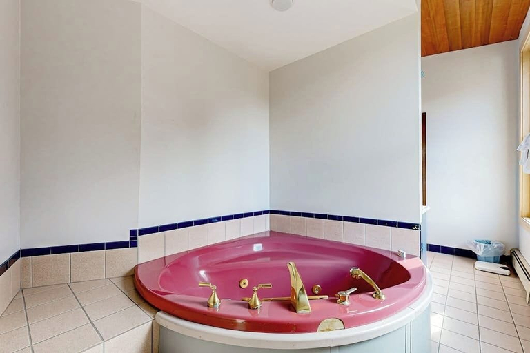 Bathroom 3, Private Oceanfront Home -- 2 Fireplaces, 4 Decks & Grill, Dog-friendly, Lincoln