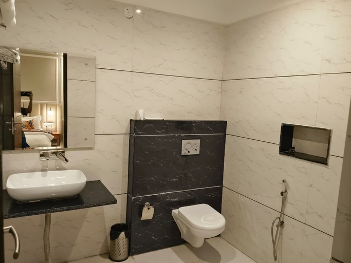 Bathroom 3, Raja Ji Hotels, Uttarkashi